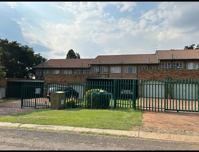 3 BEDROOM TOWNHOUSE FOR SALE IN CROYDON